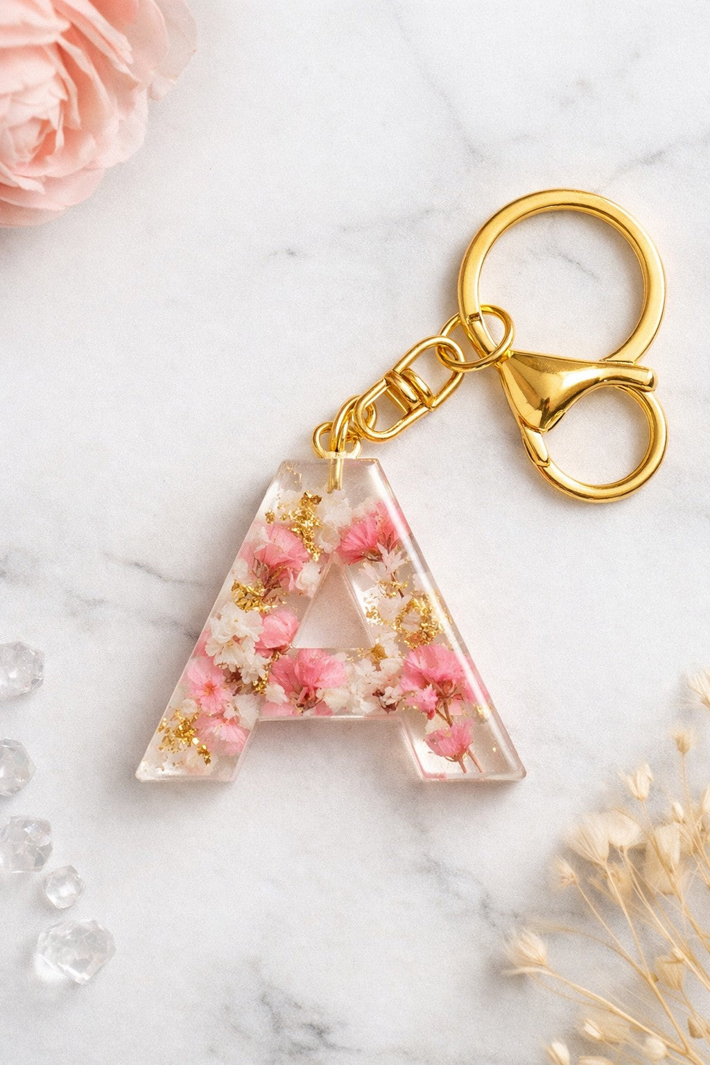 Porte-clé initiale florale en résine